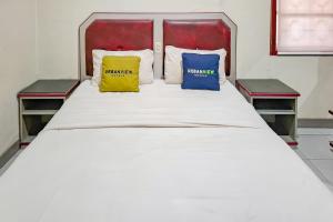 Postel nebo postele na pokoji v ubytování Urbanview Hotel Executive Residence Semarang by RedDoorz