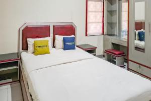 Postel nebo postele na pokoji v ubytování Urbanview Hotel Executive Residence Semarang by RedDoorz