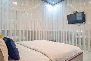 TV a/nebo společenská místnost v ubytování Urbanview Hotel Executive Residence Semarang by RedDoorz
