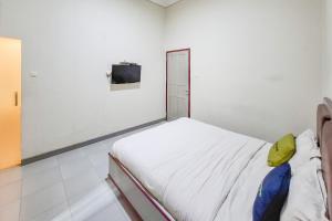 Postel nebo postele na pokoji v ubytování Urbanview Hotel Executive Residence Semarang by RedDoorz