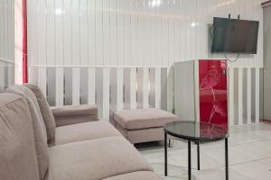TV a/nebo společenská místnost v ubytování Urbanview Hotel Executive Residence Semarang by RedDoorz + 33 fotografií