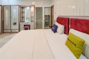 Postel nebo postele na pokoji v ubytování Urbanview Hotel Executive Residence Semarang by RedDoorz
