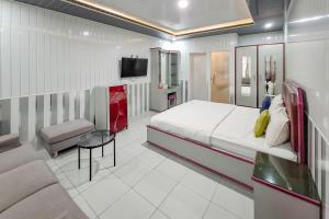 Postel nebo postele na pokoji v ubytování Urbanview Hotel Executive Residence Semarang by RedDoorz