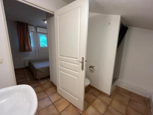 un baño con inodoro y lavabo en Appartement 6 pers avec vue Socoa et terrasse - FR-1-239-1142, en Ciboure