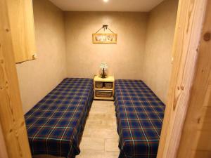 a small room with a bed in the corner at Appartement entièrement rénové, proche pistes, parking privé, Pra-Loup - FR-1-165A-200 in Uvernet-Fours