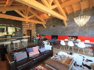 un salon avec un canapé et un bar dans l'établissement Chalet au pied du Pleney avec Jacuzzi, Sauna et Wifi - FR-1-524-139, à Morzine