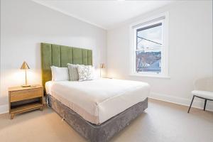 Giường trong phòng chung tại Lochner Corner - Restful Hideaway near Dining and CBD