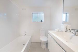 Phòng tắm tại Lochner Corner - Restful Hideaway near Dining and CBD +28 ảnh