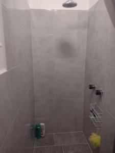 a bathroom with a shower with a glass door at Céntrico y accesible in Ciudad Juárez