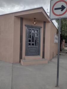 a building with a door with a sign in front at Céntrico y accesible in Ciudad Juárez