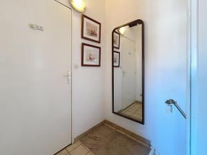 W łazience znajduje się lustro i kabina prysznicowa. w obiekcie Maison confort 6 pers avec climatisation - FR-1-475-222 w Saintes-Maries-de-la-Mer +3 zdjęcia
