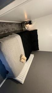 Кровать или кровати в номере Small 1 Bed Apartment - Free Parking!!!