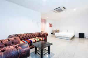 Postel nebo postele na pokoji v ubytování X Mitr INN Sukhumvit 2 - BTS Nana มิตร อินน์ สุขุมวิทซอย 2 บีทีเอส นานา