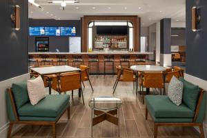 Un televizor și/sau centru de divertisment la Courtyard by Marriott San Bernardino Loma Linda