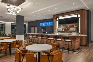 Zona de lounge sau bar la Courtyard by Marriott San Bernardino Loma Linda