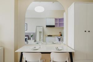 Η κουζίνα ή μικρή κουζίνα στο Cozy Suite with City View Near Roxas Night Market