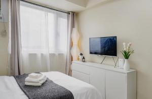 Ένα ή περισσότερα κρεβάτια σε δωμάτιο στο Cozy Suite with City View Near Roxas Night Market +2 φωτογραφίες