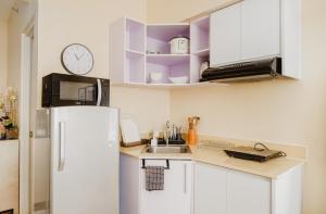 Η κουζίνα ή μικρή κουζίνα στο Cozy Suite with City View Near Roxas Night Market