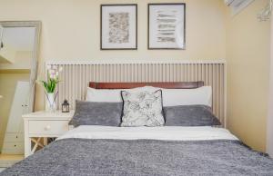 Ένα ή περισσότερα κρεβάτια σε δωμάτιο στο Cozy Suite with City View Near Roxas Night Market