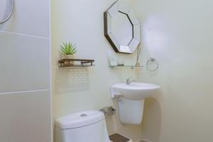 Ένα μπάνιο στο Cozy Suite with City View Near Roxas Night Market