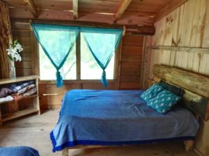 a bedroom with a bed and a window in a cabin at Cabaña El Descanso del Carpintero in La Marquesa +11 photos