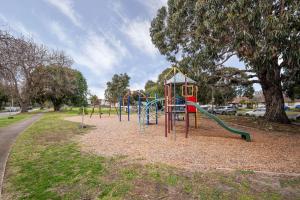 メルボルンにあるBank House Port Melbourneの公園内の滑り台のある遊び場