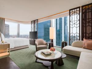 Voodi või voodid majutusasutuse The St. Regis Shenzhen Bao'an toas