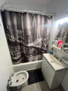 Et badeværelse på Villa urquiza estadia larga y cómoda