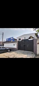 una valla negra delante de una casa en sanzak hotel victoria island lagos, en Lagos
