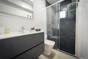 a bathroom with a toilet and a sink and a shower at Apartamento cerca zona comercial in Narón