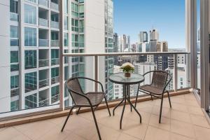 Balkón nebo terasa v ubytování Central City Apt with King Bed, Pool, Gym and Sauna