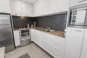 Kuchyň nebo kuchyňský kout v ubytování Central City Apt with King Bed, Pool, Gym and Sauna