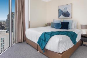 Postel nebo postele na pokoji v ubytování Central City Apt with King Bed, Pool, Gym and Sauna + 5 fotografií