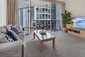 TV a/nebo společenská místnost v ubytování Central City Apt with King Bed, Pool, Gym and Sauna