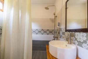 une salle de bain avec un lavabo et une douche dans l'établissement Suối Mây Garden Resort & spa, à Duong Dong 19 autres photos