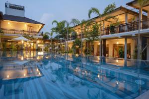 une grande piscine devant un immeuble dans l'établissement Suối Mây Garden Resort & spa, à Duong Dong