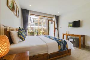 une chambre avec un grand lit et une télévision dans l'établissement Suối Mây Garden Resort & spa, à Duong Dong