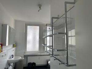 Ένα μπάνιο στο 5 Bedroom Apartment in Kassel City Center Perfect for groups and families