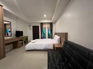 Ban Si ThanにあるGasser Park & Residenceのベッドとソファのある寝室 +84枚の写真