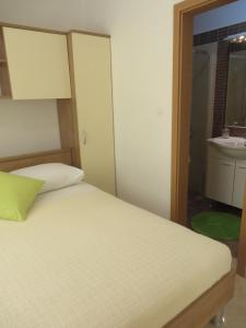 Postel nebo postele na pokoji v ubytování Apartments Luka