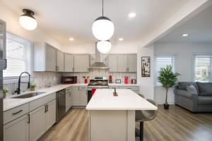 Kuchyň nebo kuchyňský kout v ubytování 5th Street Retreat Private Home OSU, Short North + 15 fotografií