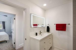 Postel nebo postele na pokoji v ubytování 5th Street Retreat Private Home OSU, Short North