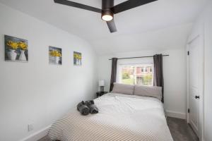 Postel nebo postele na pokoji v ubytování 5th Street Retreat Private Home OSU, Short North