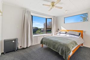 une chambre avec un lit et une fenêtre dans l'établissement Serenity Lakehouse - Rotorua Holiday Home, à Rotorua