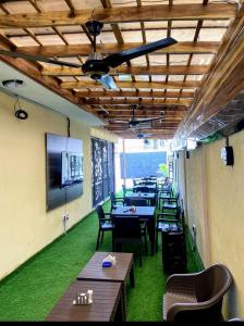 Televisyen dan/atau pusat hiburan di FRYBURG HOTEL and SUITES LEKKI PHASE 1