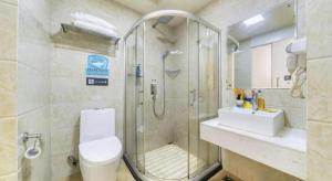 ein Badezimmer mit Dusche, Toilette und Waschbecken in der Unterkunft 7 Days Inn Ya'an Langqiao Pedestrian Street Center in Ya'an