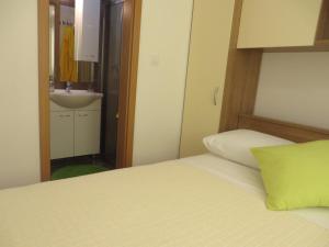 Postel nebo postele na pokoji v ubytování Apartments Luka