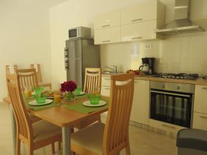 Kuchyň nebo kuchyňský kout v ubytování Apartments Luka