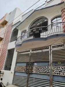 un edificio con un montón de ventanas y un balcón en Chyvic villa, en Pondicherry