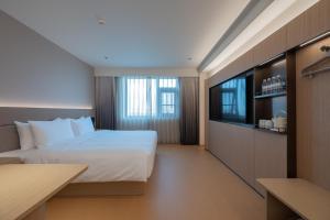 Ein Bett oder Betten in einem Zimmer der Unterkunft 全季北京亦庄荣华南路酒店